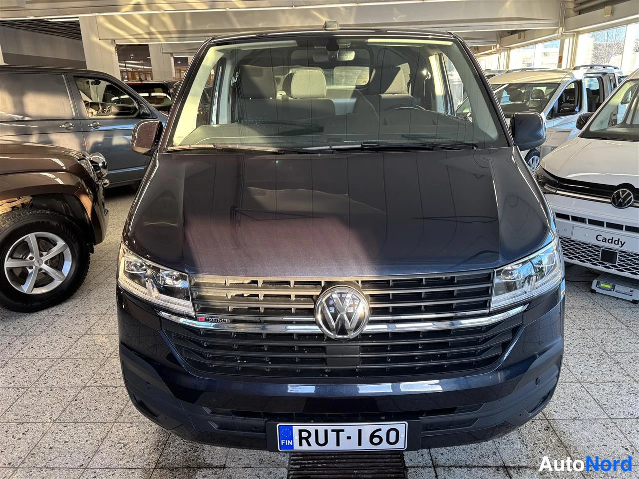 Sininen Volkswagen Transporter 2021, edestä, kuva 3