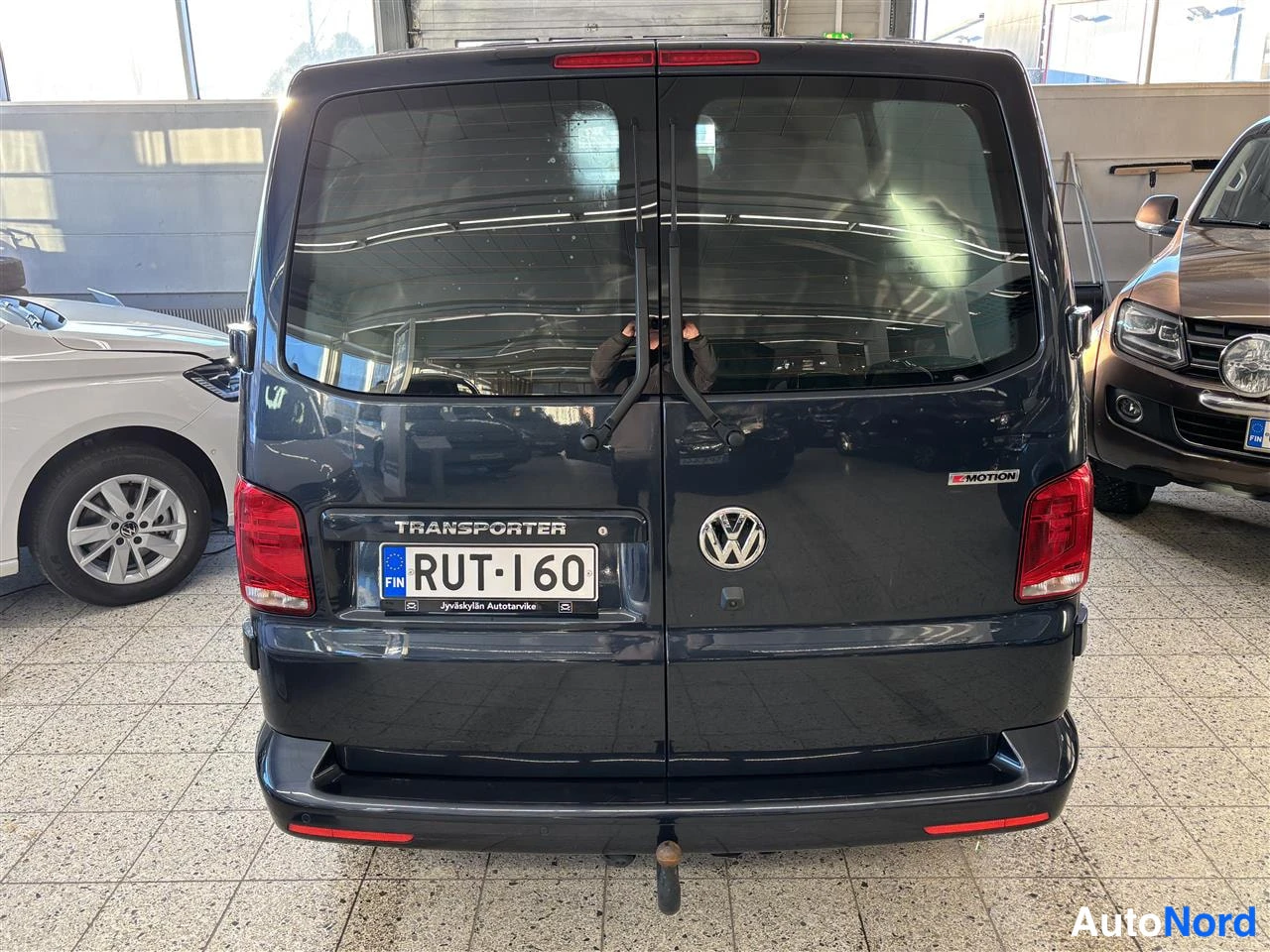 Sininen Volkswagen Transporter 2021, takaa, kuva 6