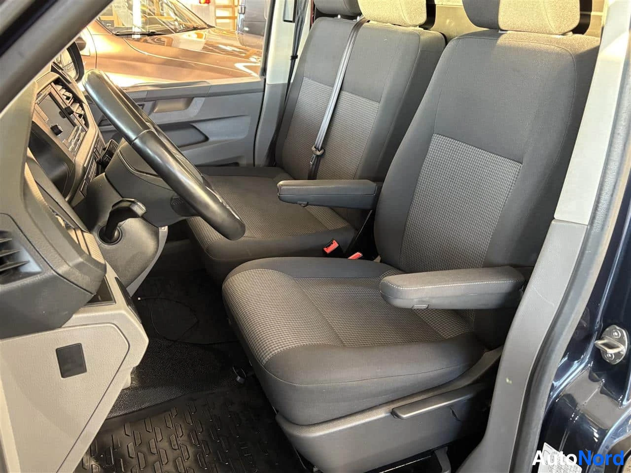 Sininen Volkswagen Transporter 2021, etuistuimet, kuva 11