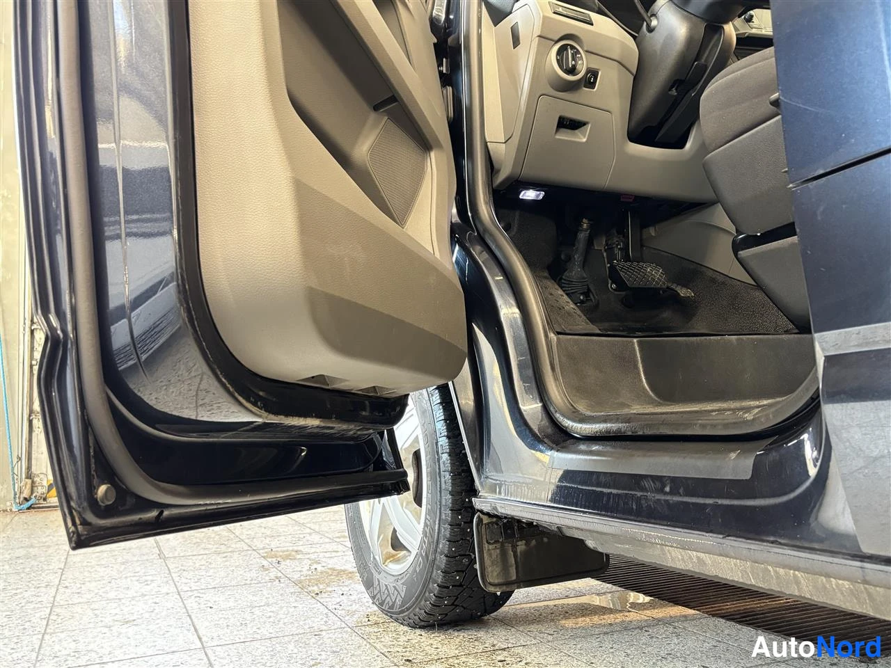 Sininen Volkswagen Transporter 2021, yksityiskohta, kuva 15