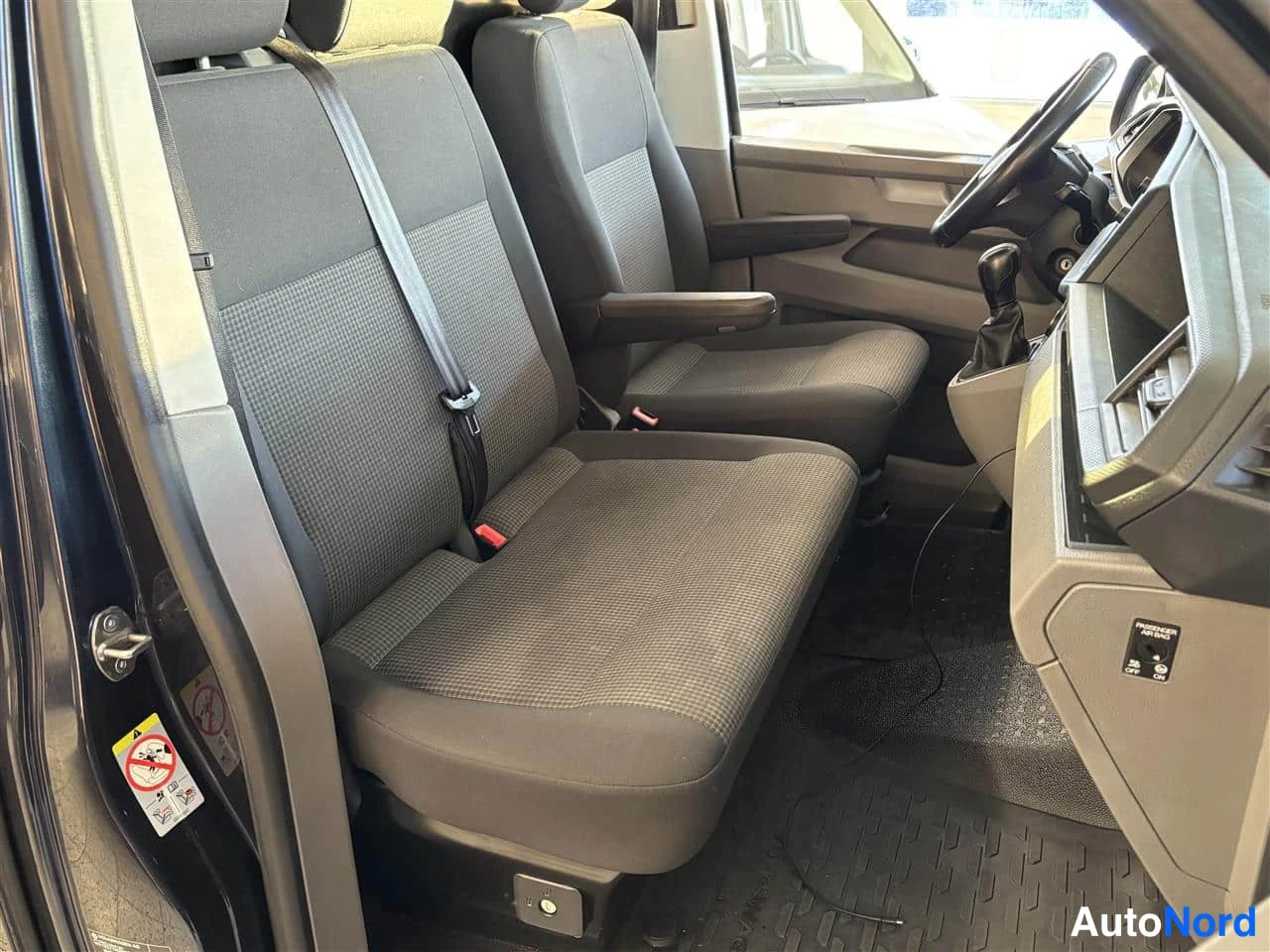 Sininen Volkswagen Transporter 2021, etuistuimet, kuva 12