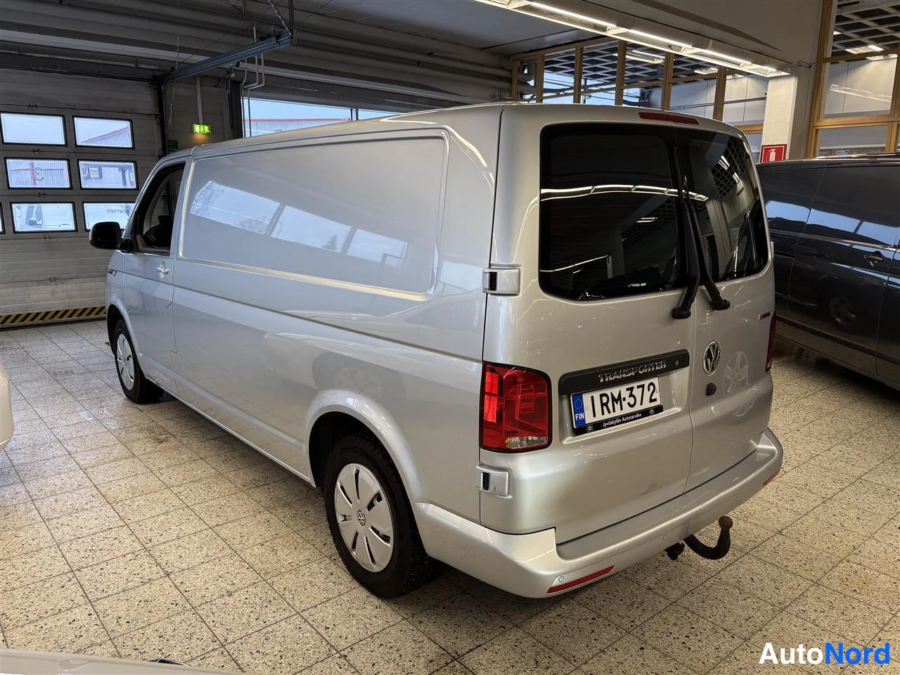 Harmaa Volkswagen Transporter 2023, takaviisto, kuva 4