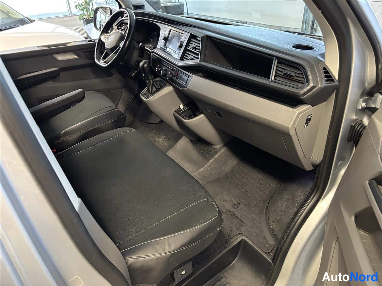 Harmaa Volkswagen Transporter 2023, ohjaamo, kuva 9