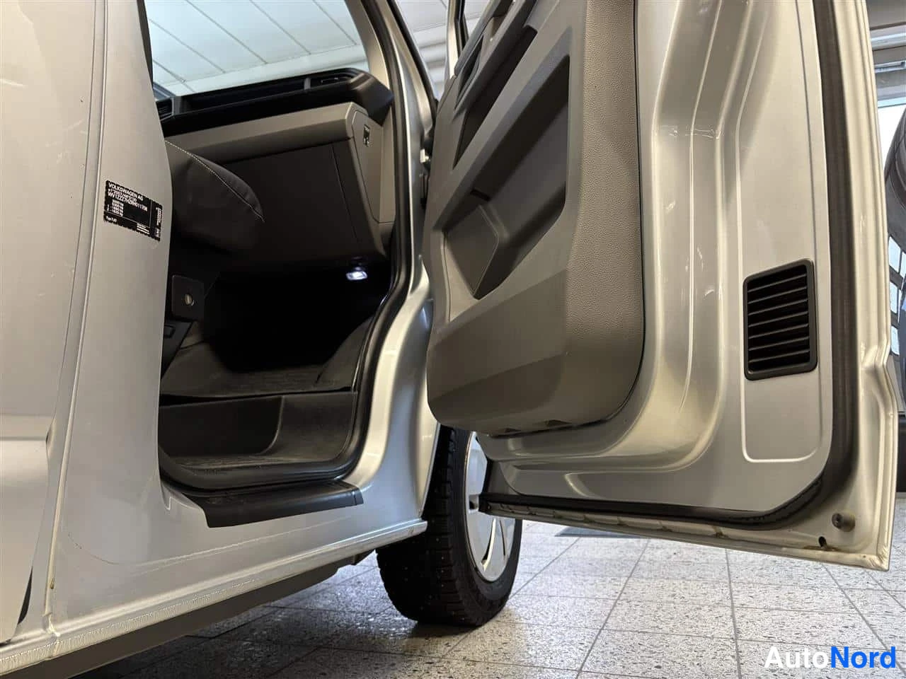 Harmaa Volkswagen Transporter 2023, ohjaamo, kuva 10