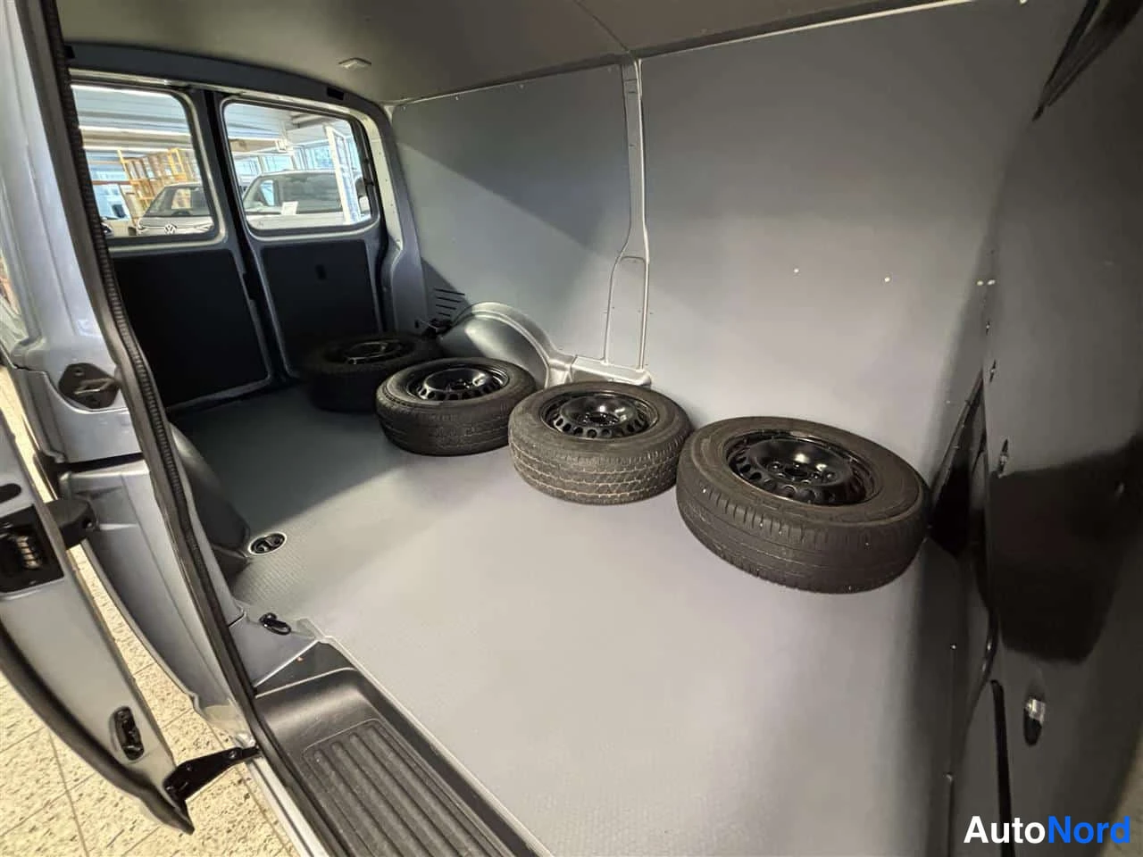 Harmaa Volkswagen Transporter 2023, tavaratila, kuva 18