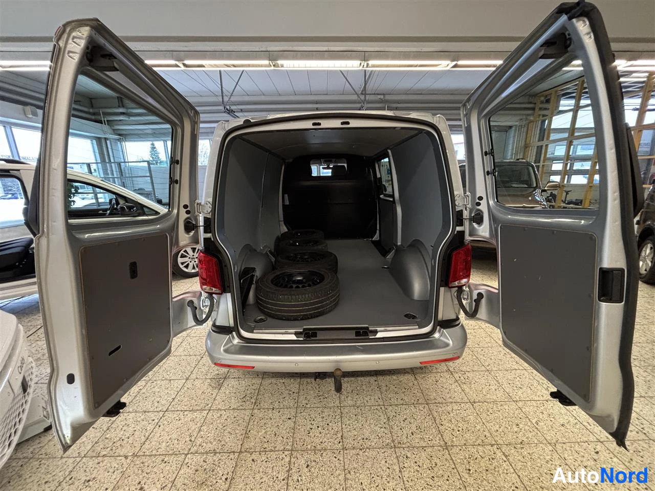 Harmaa Volkswagen Transporter 2023, takaa, kuva 7