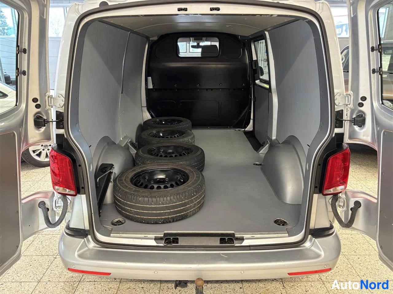 Harmaa Volkswagen Transporter 2023, tavaratila, kuva 19