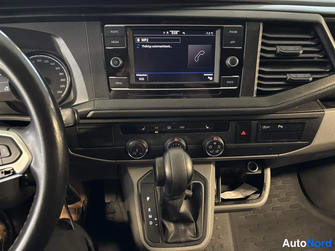 Harmaa Volkswagen Transporter 2023, ohjaamo, kuva 12
