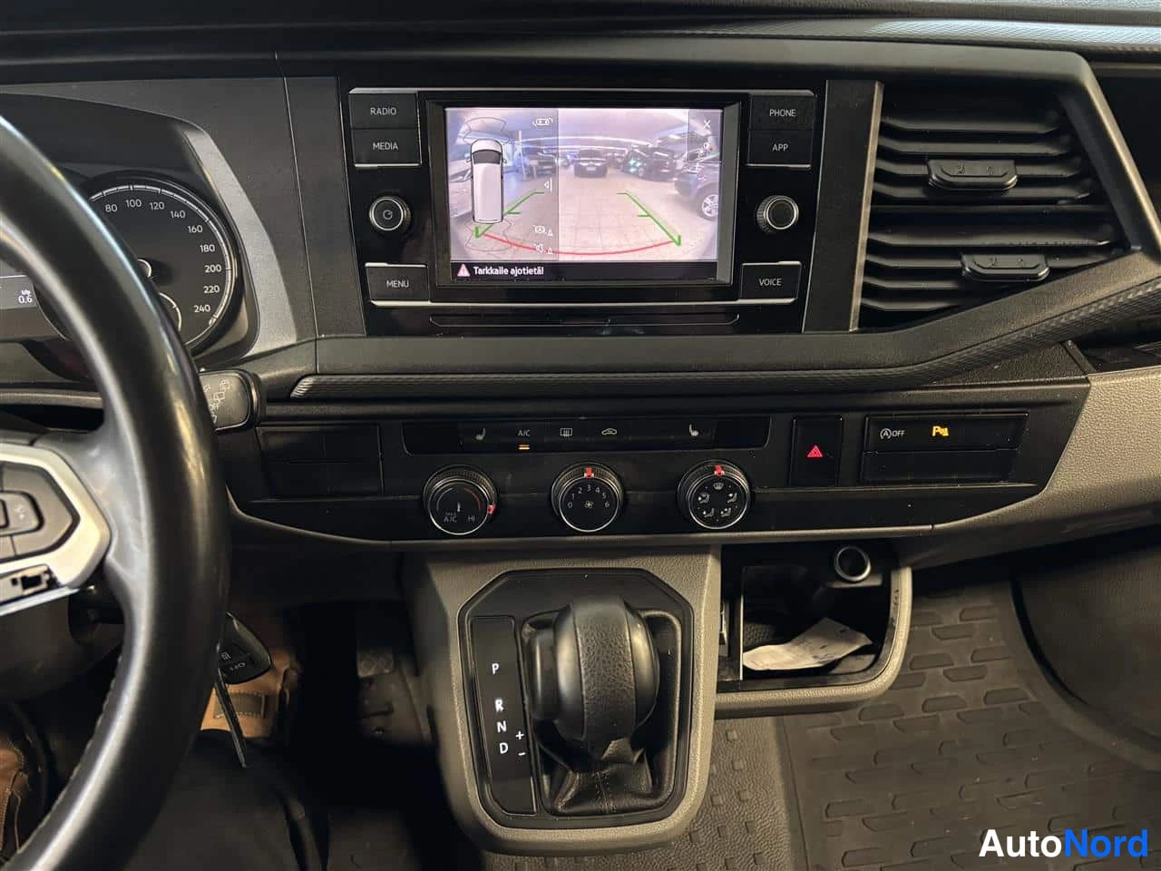 Harmaa Volkswagen Transporter 2023, ohjaamo, kuva 13