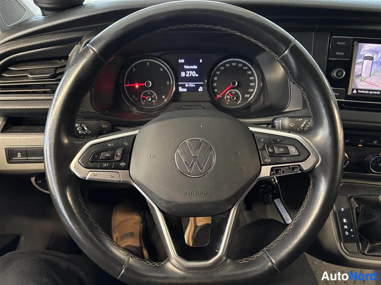 Harmaa Volkswagen Transporter 2023, ohjaamo, kuva 15