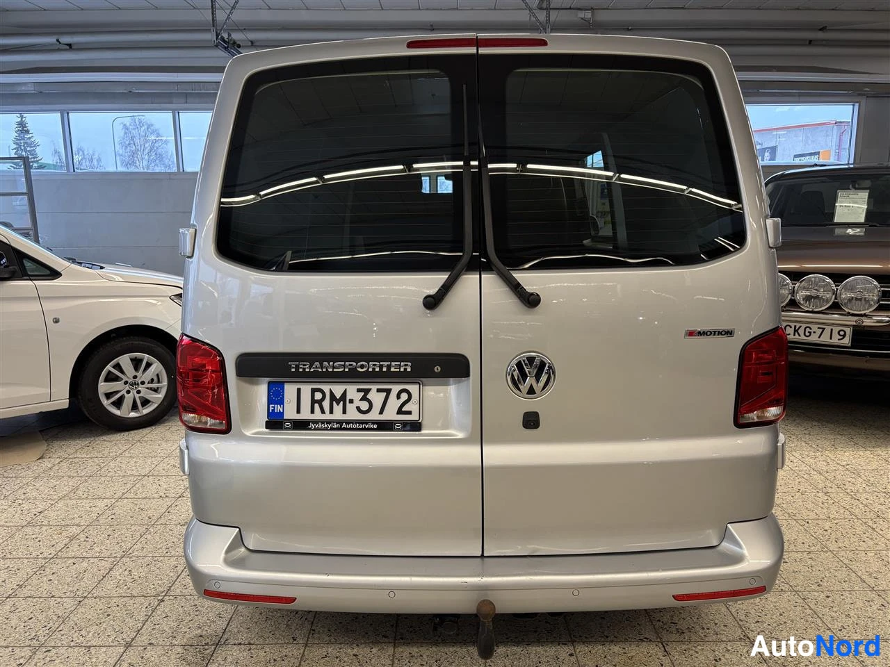 Harmaa Volkswagen Transporter 2023, takaa, kuva 6