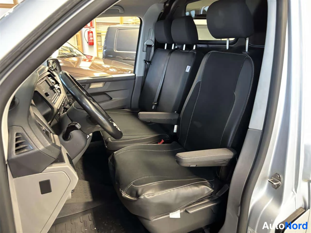 Harmaa Volkswagen Transporter 2023, etuistuimet, kuva 16