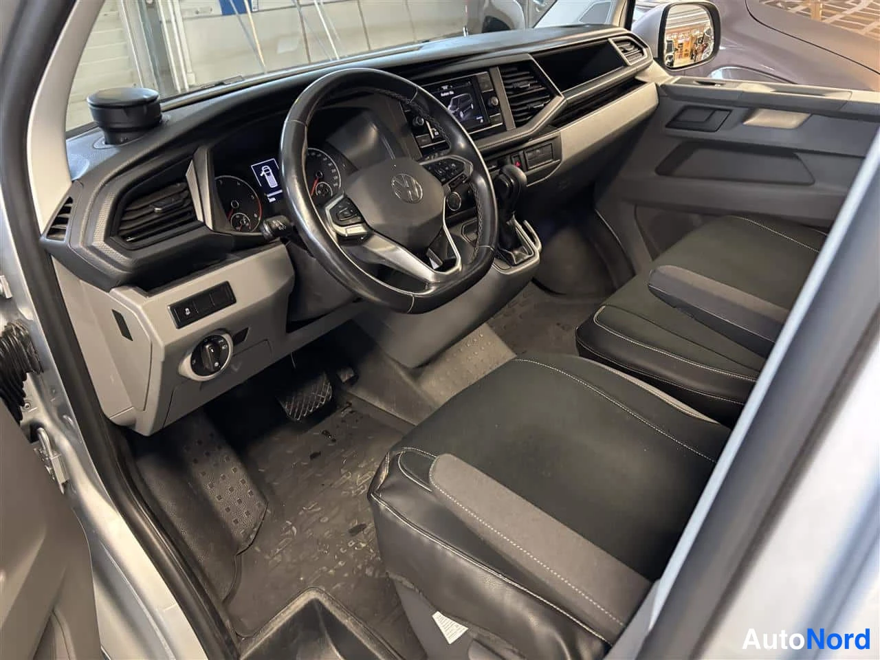 Harmaa Volkswagen Transporter 2023, ohjaamo, kuva 14