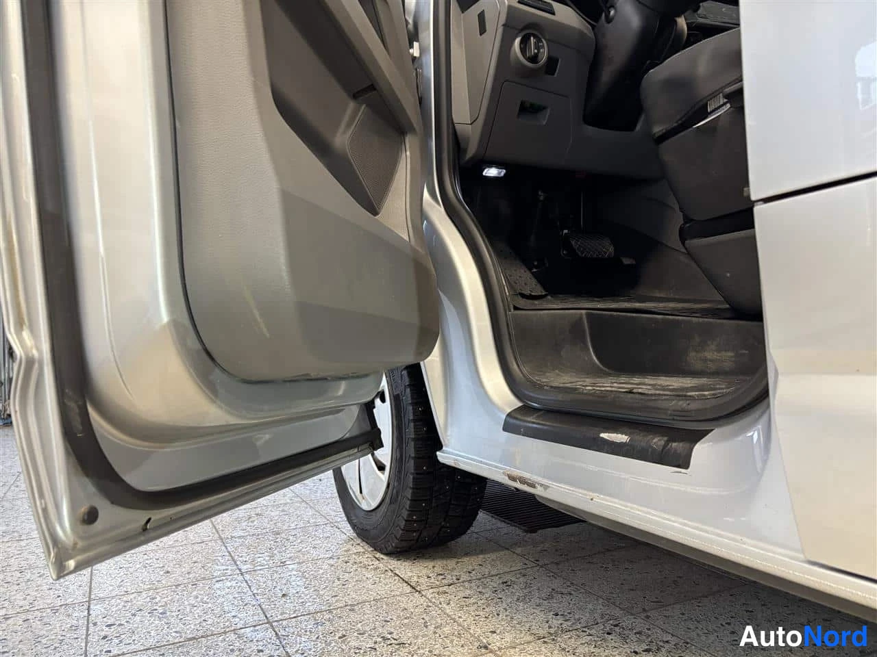 Harmaa Volkswagen Transporter 2023, ohjaamo, kuva 8