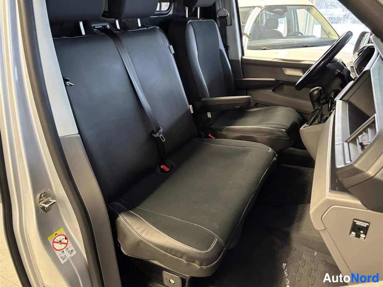 Harmaa Volkswagen Transporter 2023, etuistuimet, kuva 17