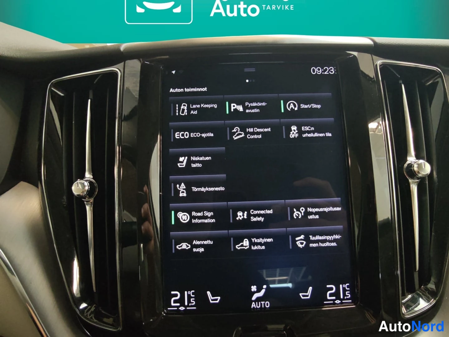 Punainen Volvo XC60 2018, yksityiskohta, kuva 16