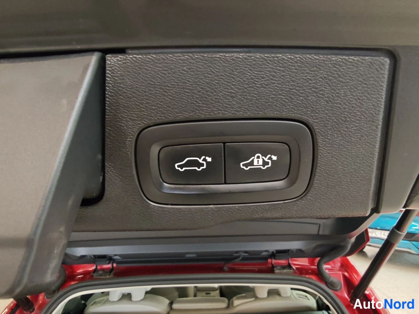 Punainen Volvo XC60 2018, yksityiskohta, kuva 14