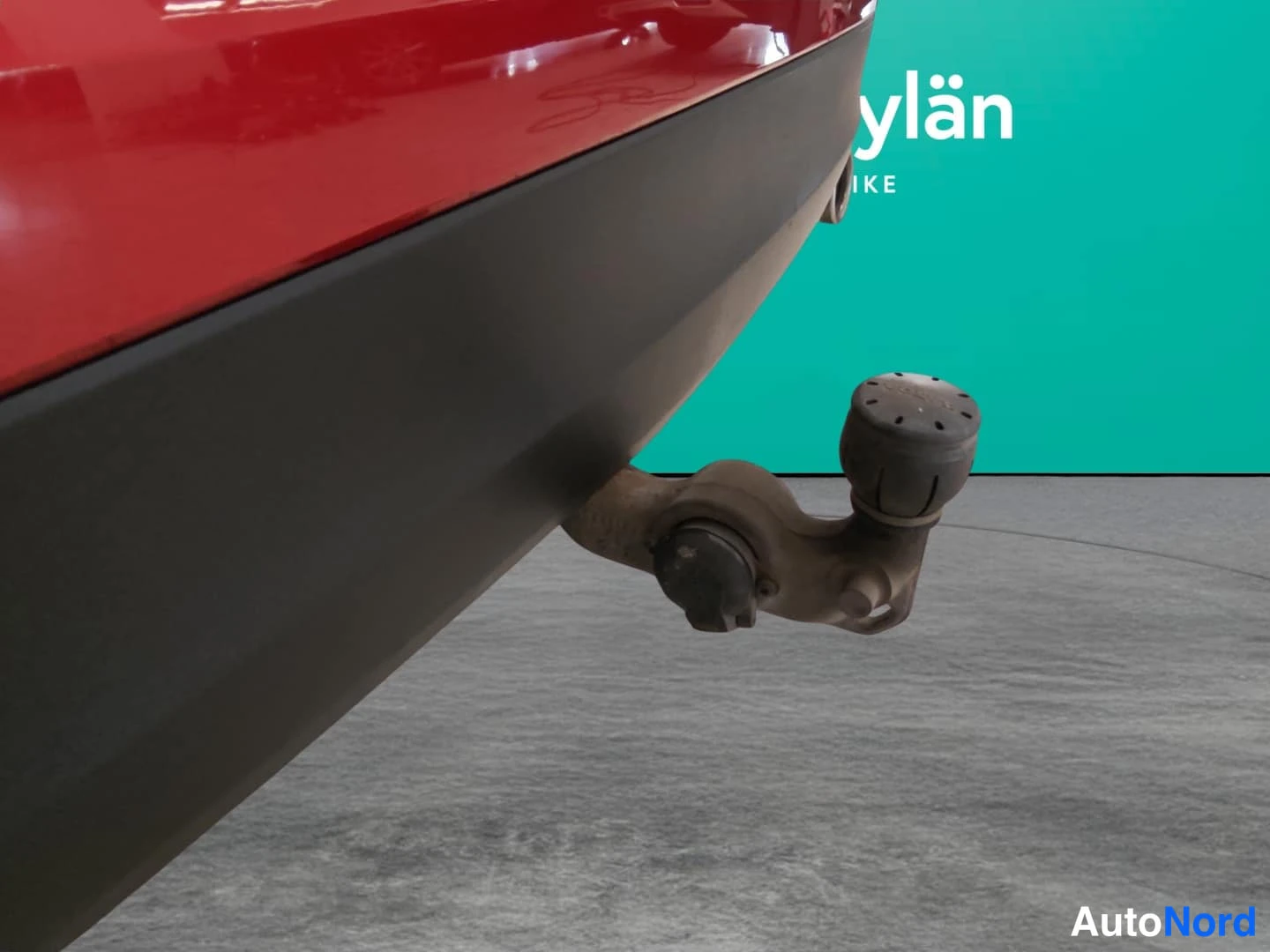 Punainen Volvo XC60 2018, yksityiskohta, kuva 15