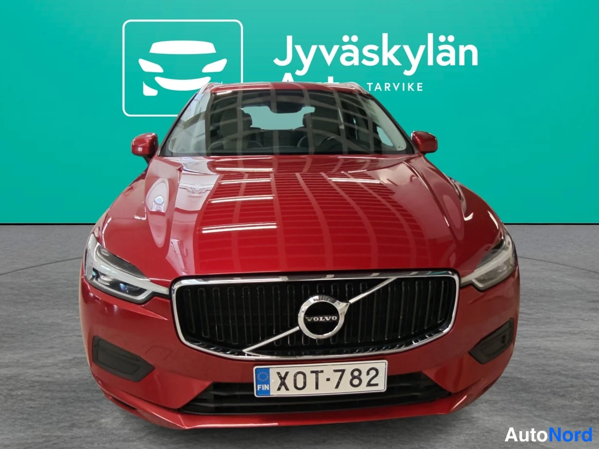 Punainen Volvo XC60 2018, edestä, kuva 3