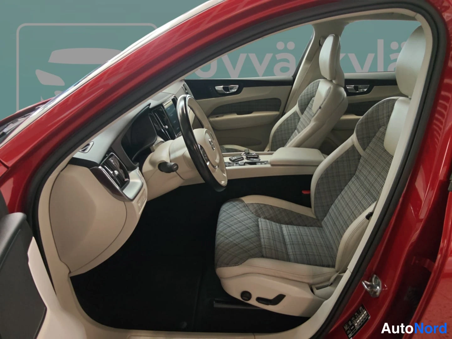 Punainen Volvo XC60 2018, etuistuimet, kuva 9