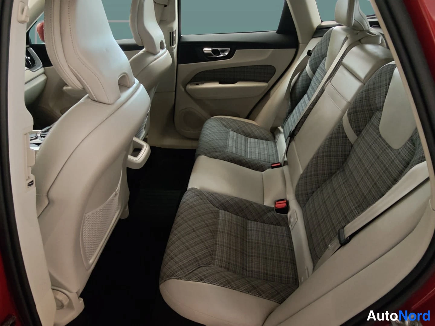 Punainen Volvo XC60 2018, takaistuimet, kuva 10