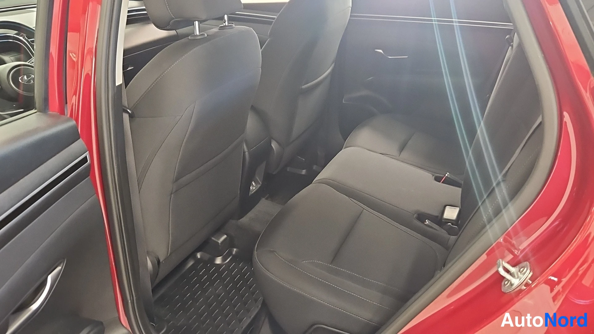 Punainen Hyundai Tucson 2021, takaistuimet, kuva 13