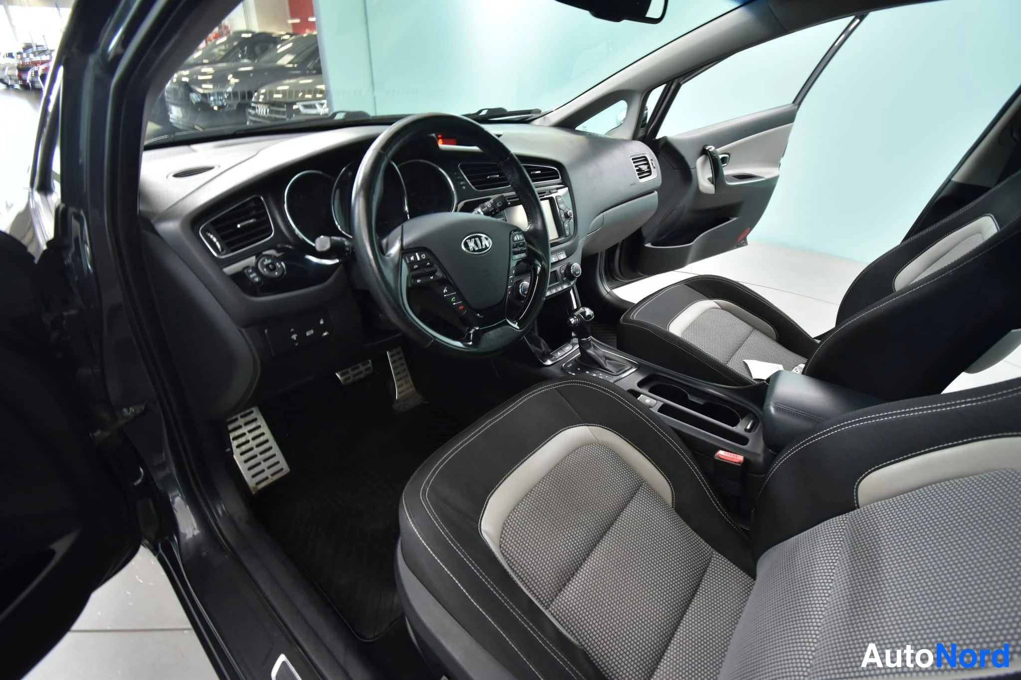 Harmaa Kia Ceed 2012, ohjaamo, kuva 23