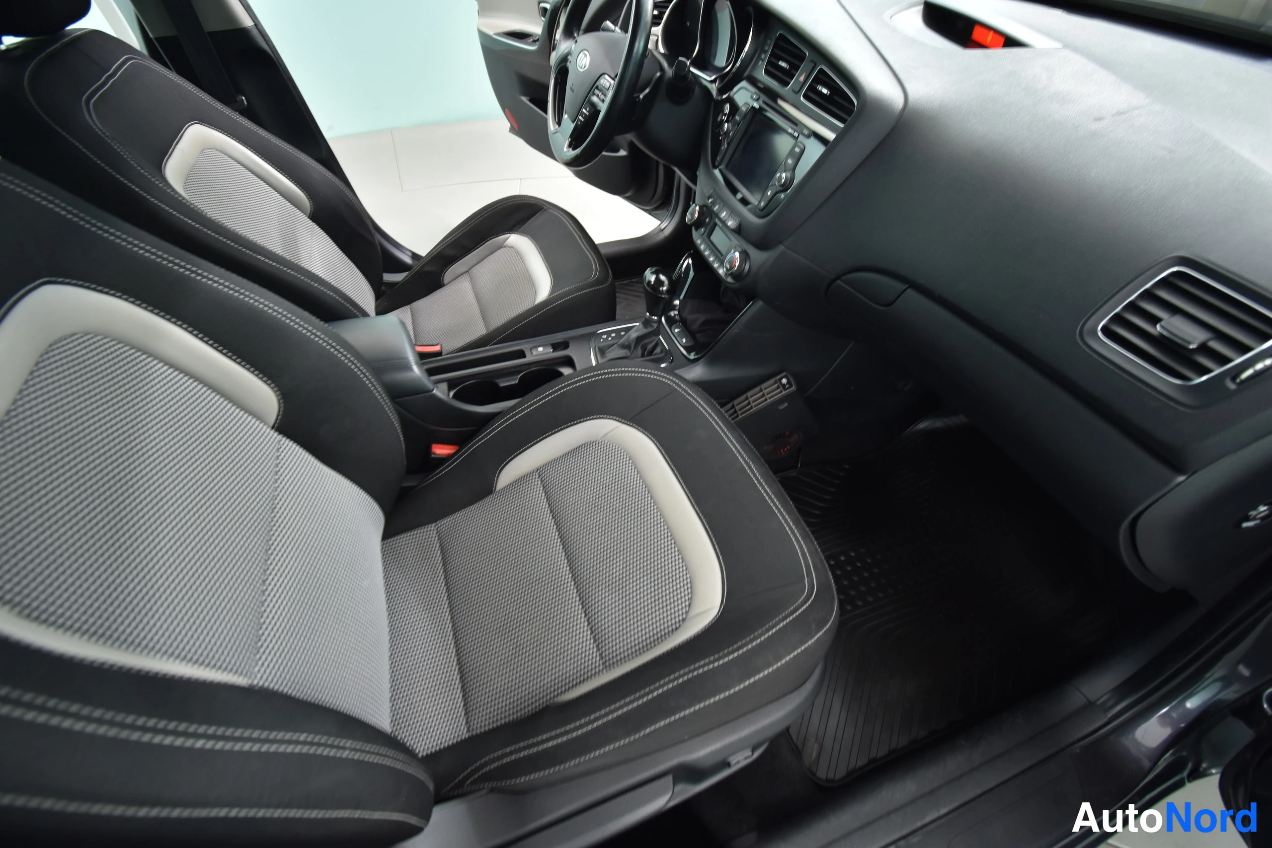 Harmaa Kia Ceed 2012, ohjaamo, kuva 26