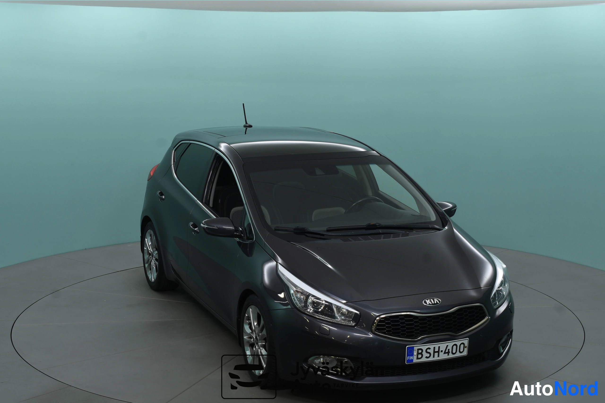 Harmaa Kia Ceed 2012, etuviisto, keula oikealle, kuva 6