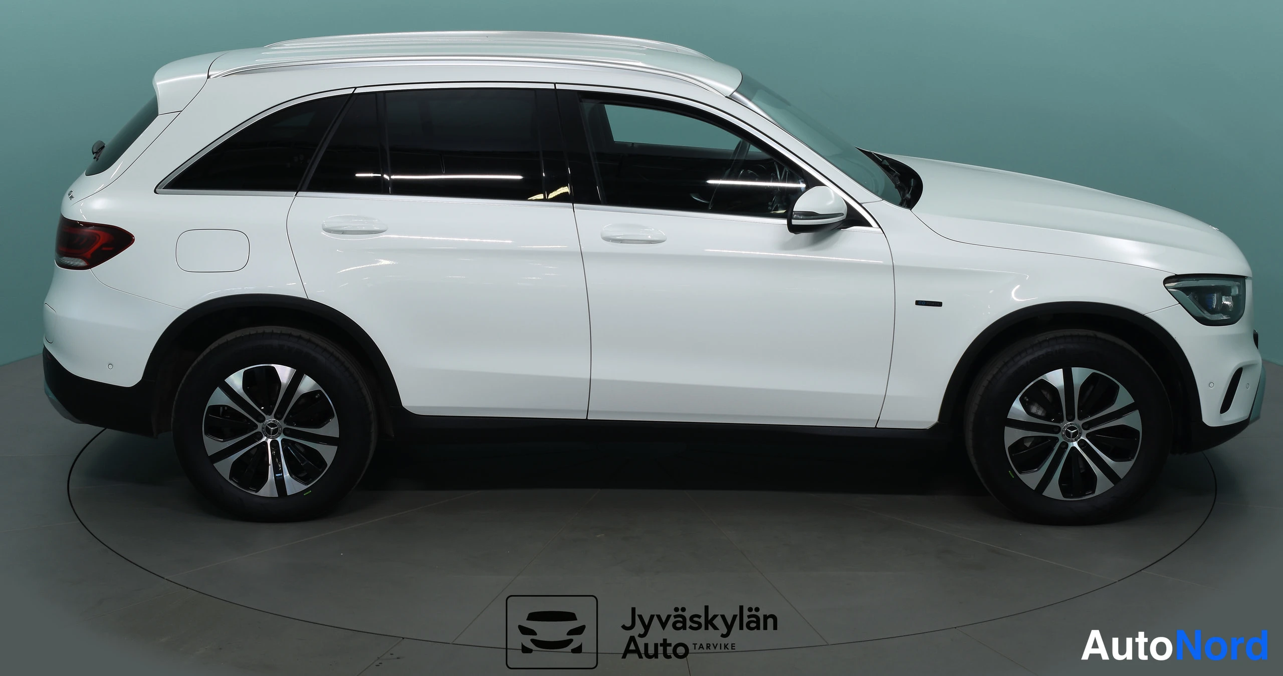 Valkoinen Mercedes-Benz GLC 2022, etuviisto, keula oikealle, kuva 4