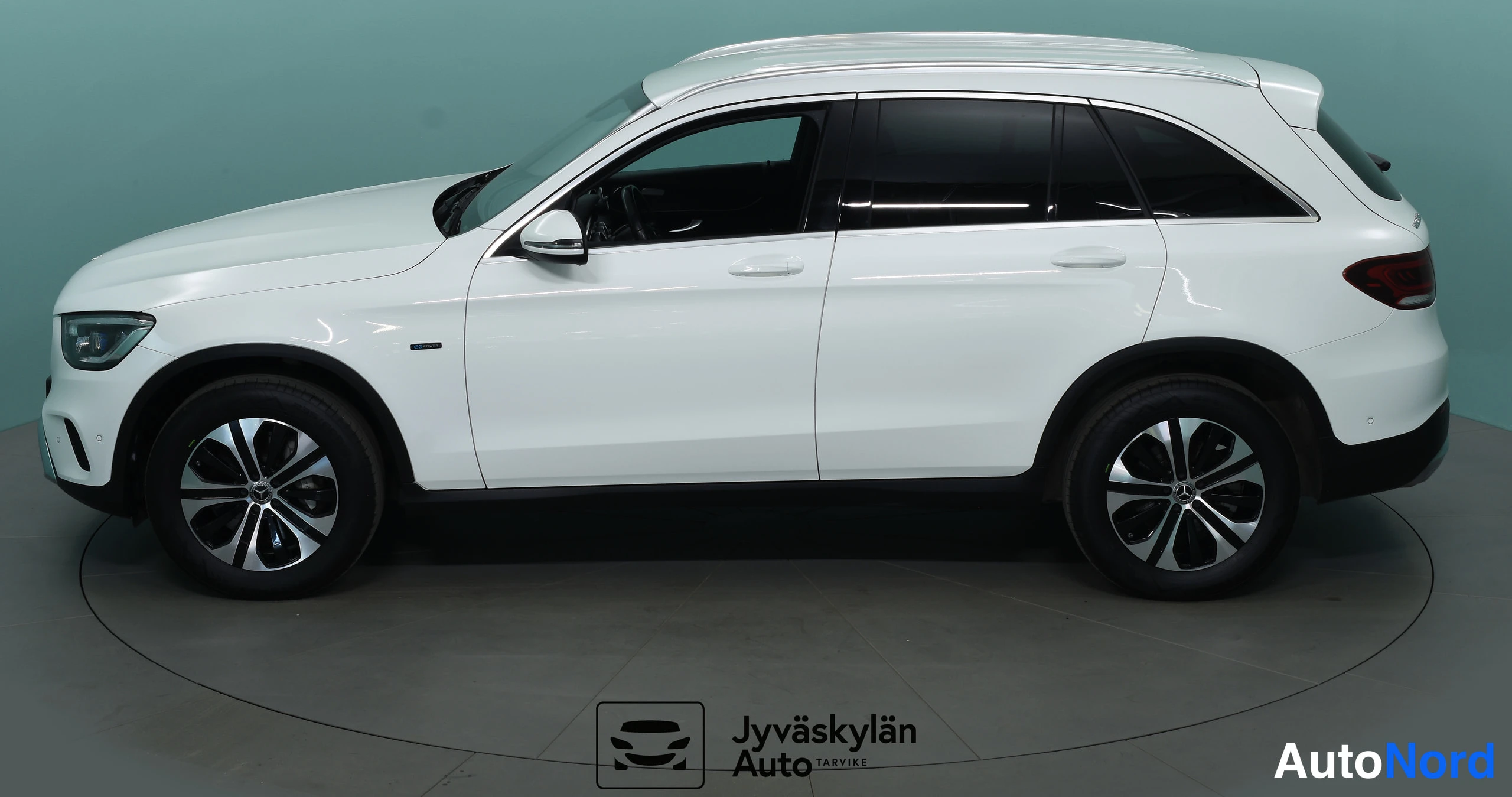 Valkoinen Mercedes-Benz GLC 2022, takaviisto, kuva 13