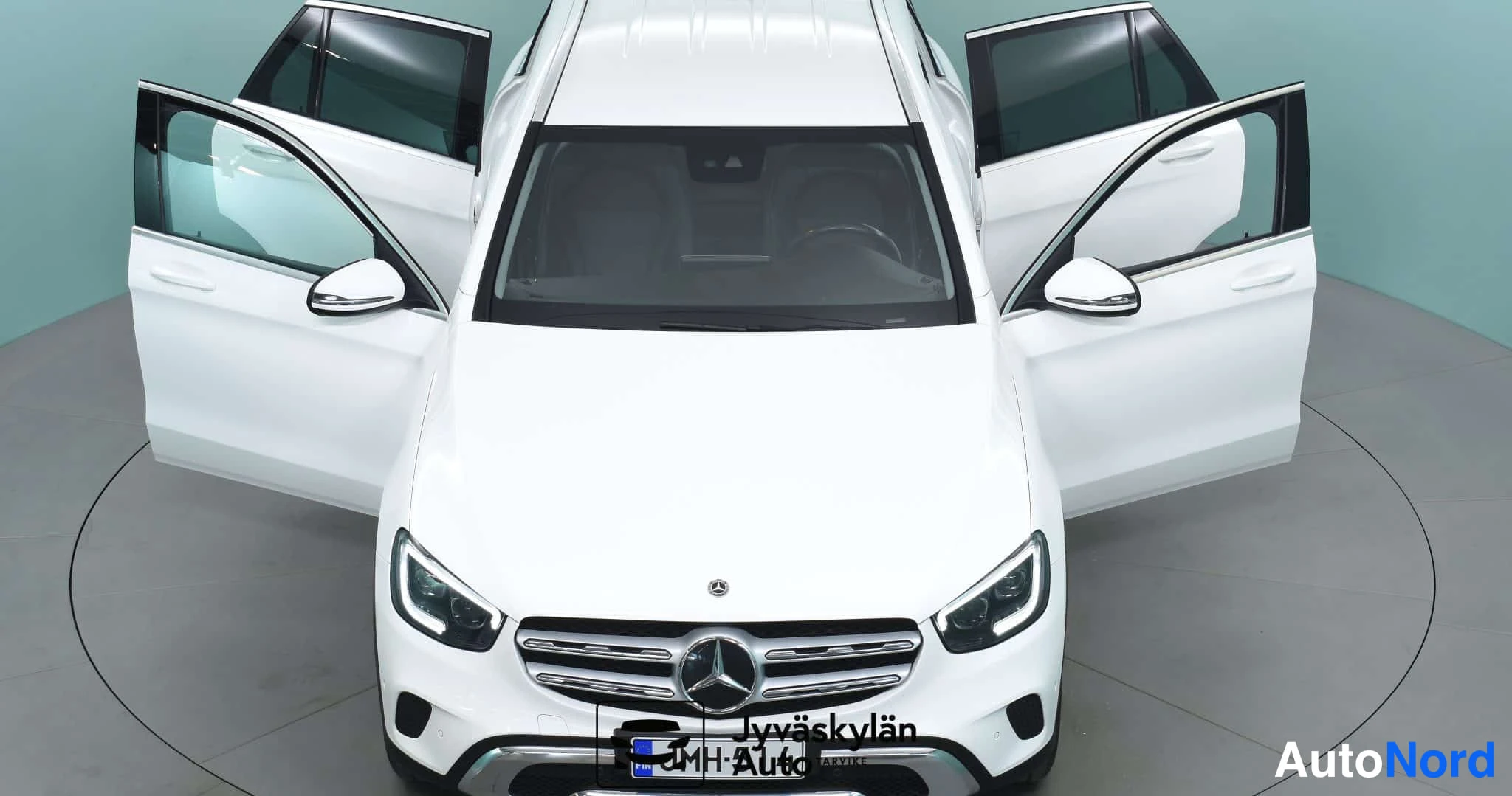 Valkoinen Mercedes-Benz GLC 2022, edestä, kuva 10