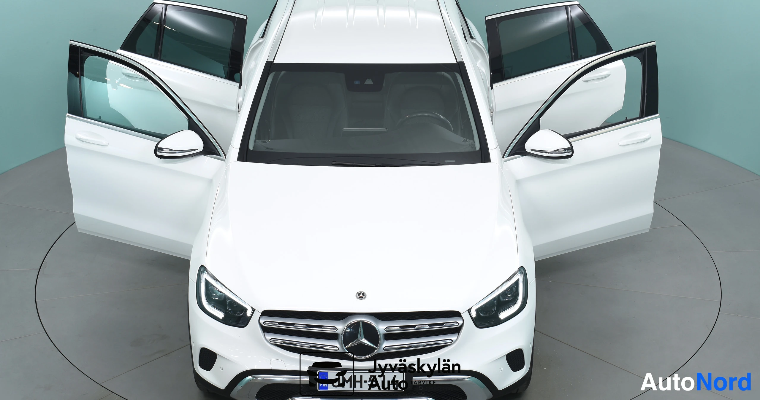 Valkoinen Mercedes-Benz GLC 2022, edestä, kuva 9