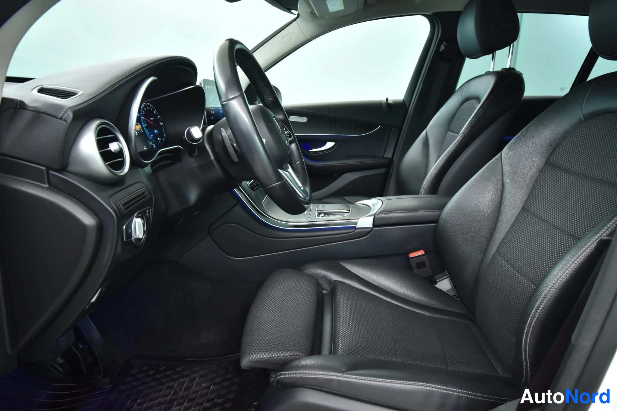 Valkoinen Mercedes-Benz GLC 2022, etuistuimet, kuva 30