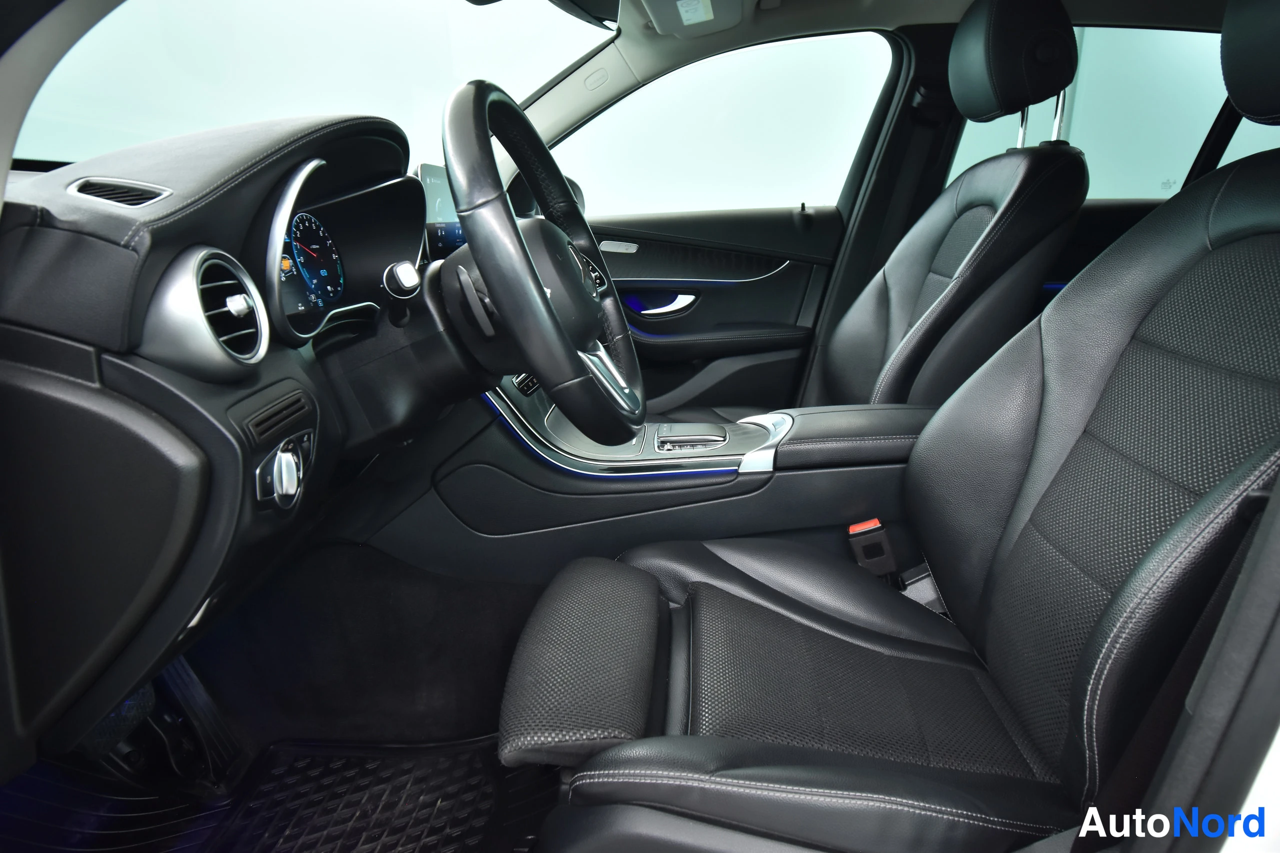 Valkoinen Mercedes-Benz GLC 2022, ohjaamo, kuva 21