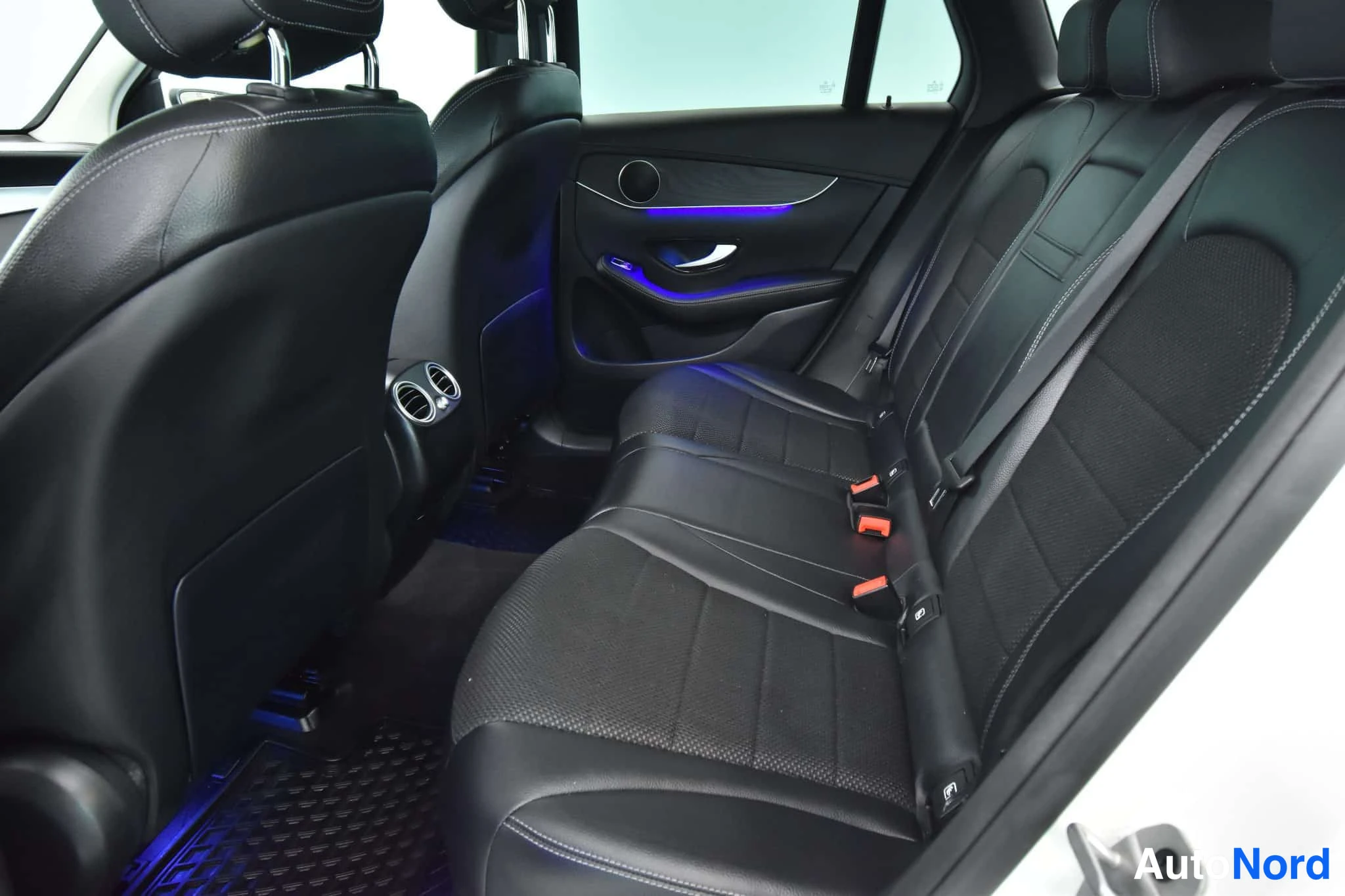 Valkoinen Mercedes-Benz GLC 2022, takaistuimet, kuva 31