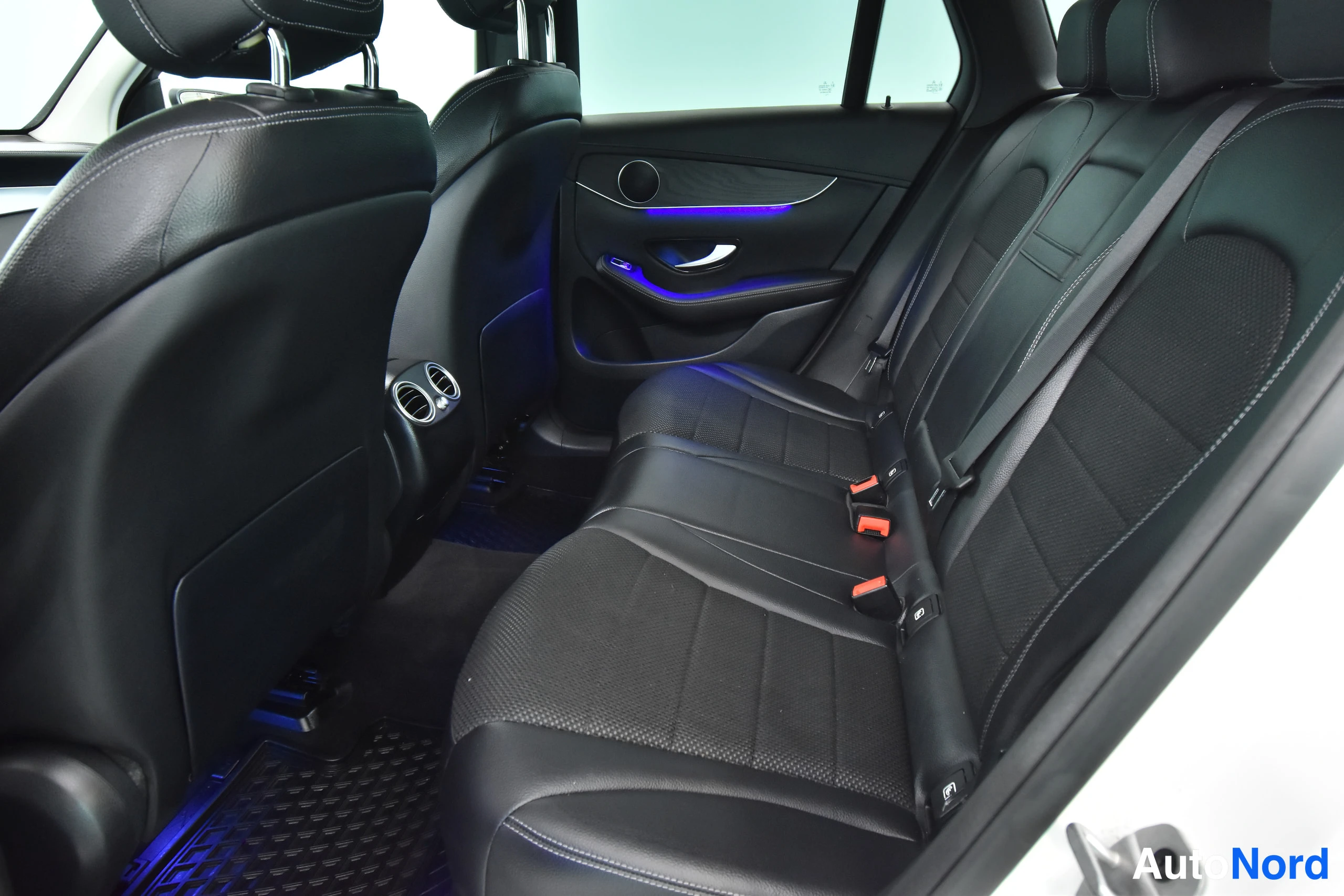 Valkoinen Mercedes-Benz GLC 2022, takaistuimet, kuva 32
