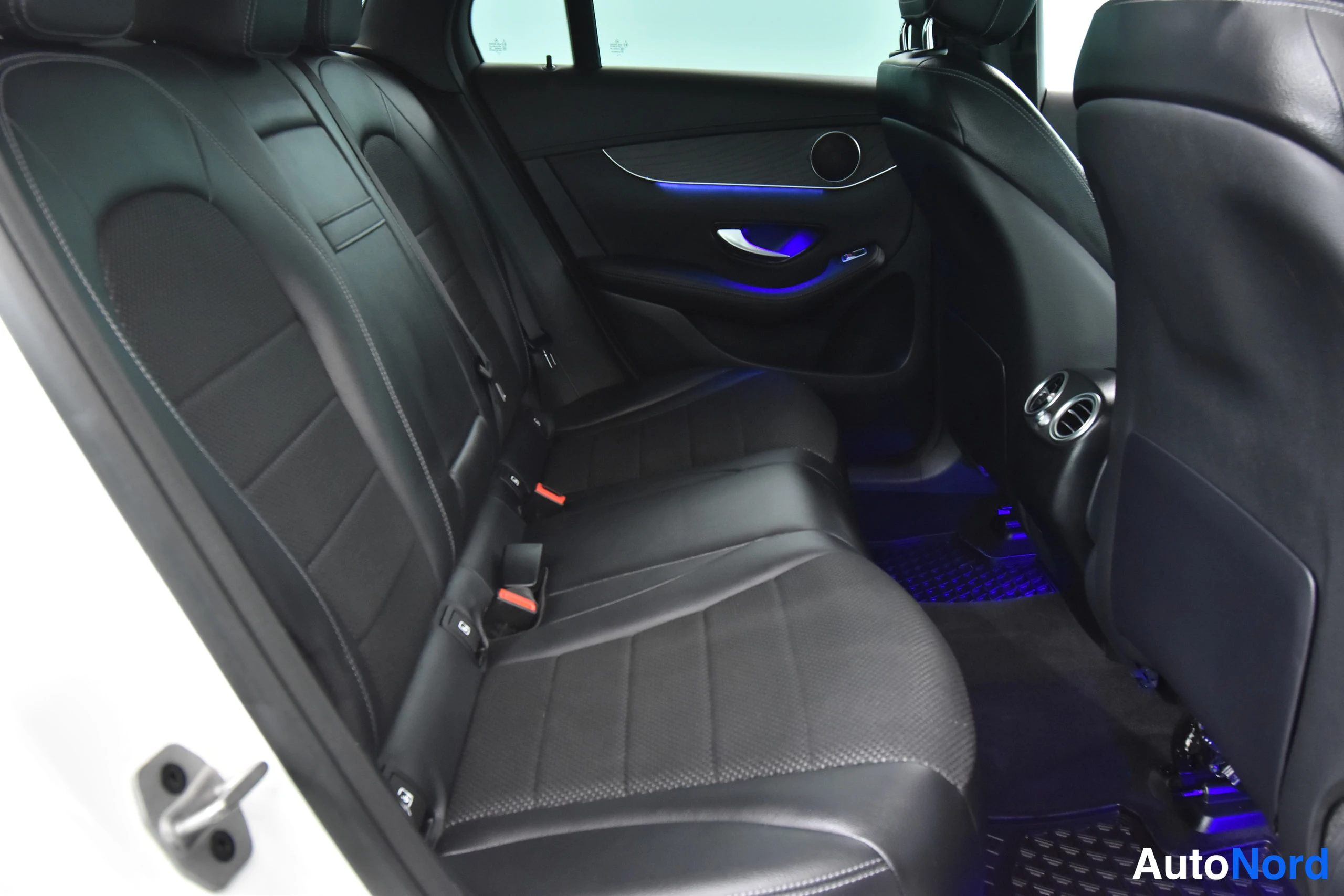 Valkoinen Mercedes-Benz GLC 2022, takaistuimet, kuva 34