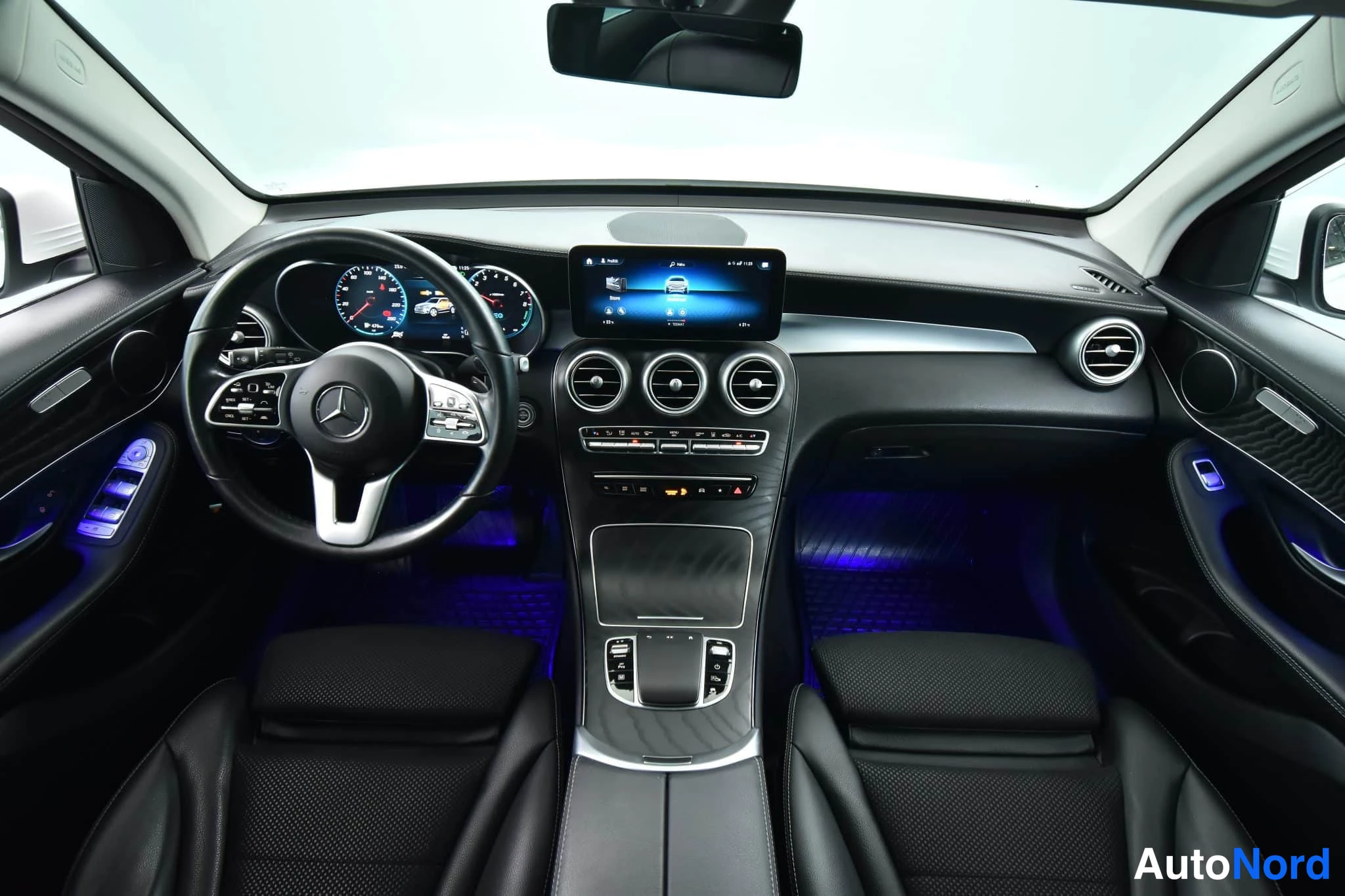 Valkoinen Mercedes-Benz GLC 2022, ohjaamo, kuva 24