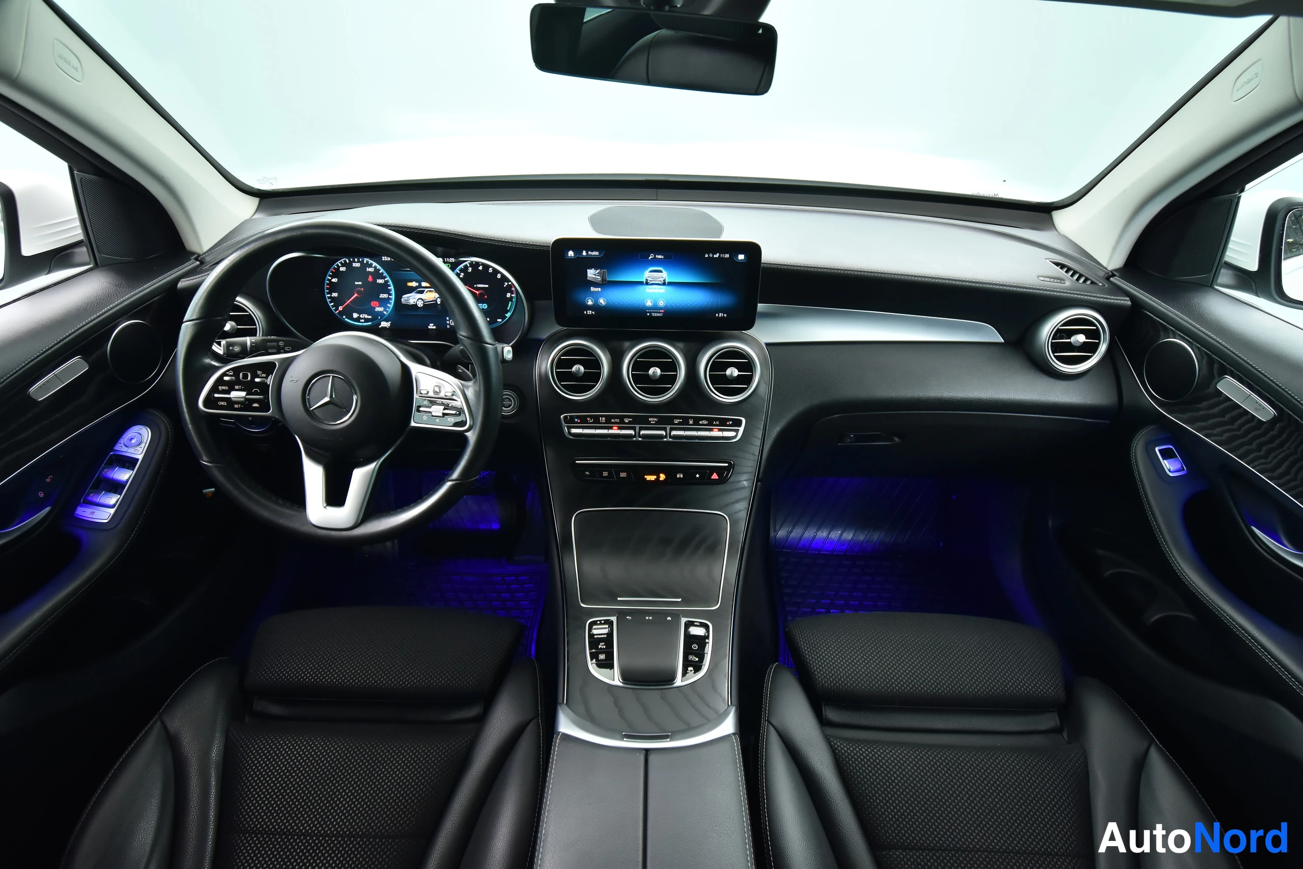 Valkoinen Mercedes-Benz GLC 2022, ohjaamo, kuva 25