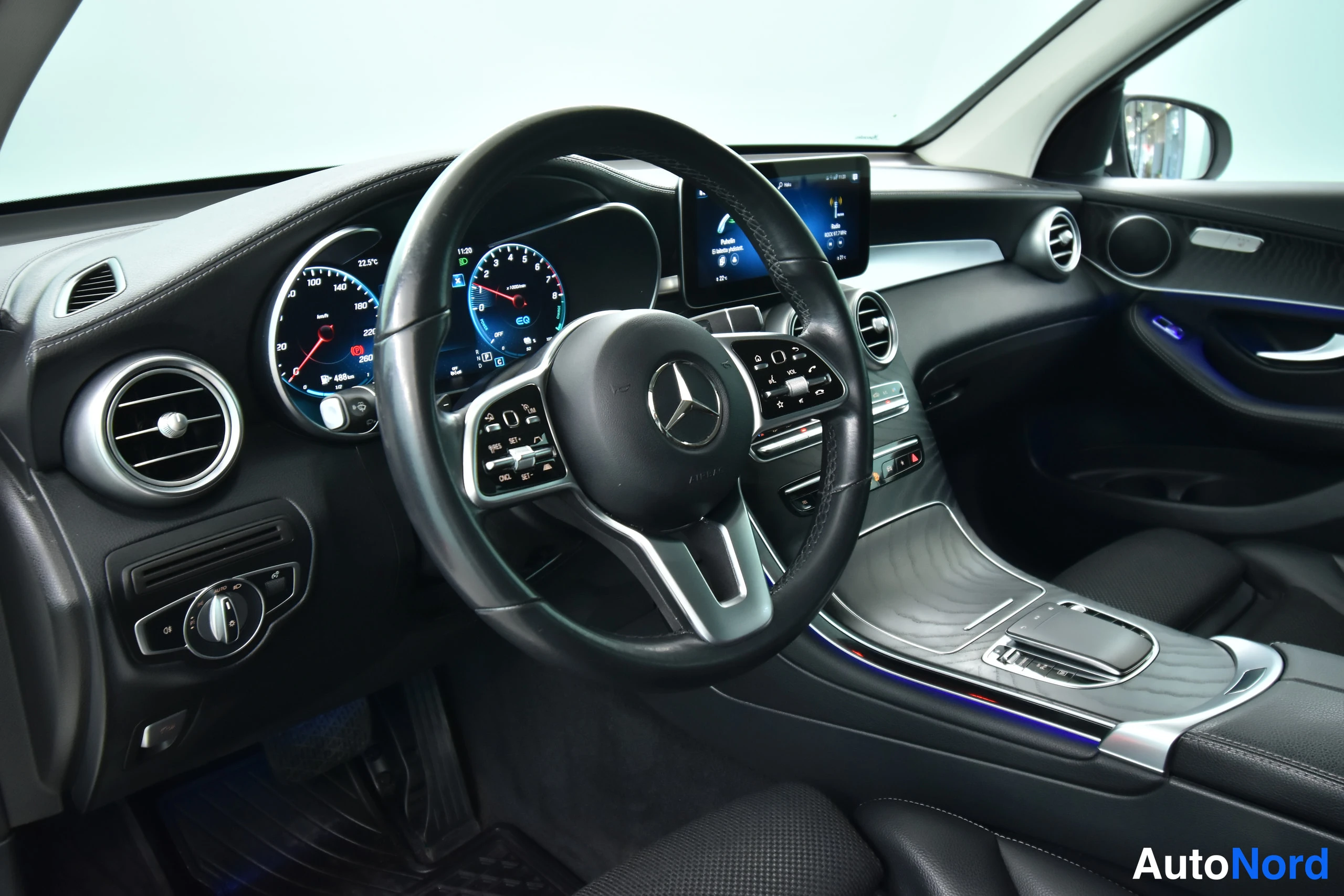 Valkoinen Mercedes-Benz GLC 2022, ohjaamo, kuva 27