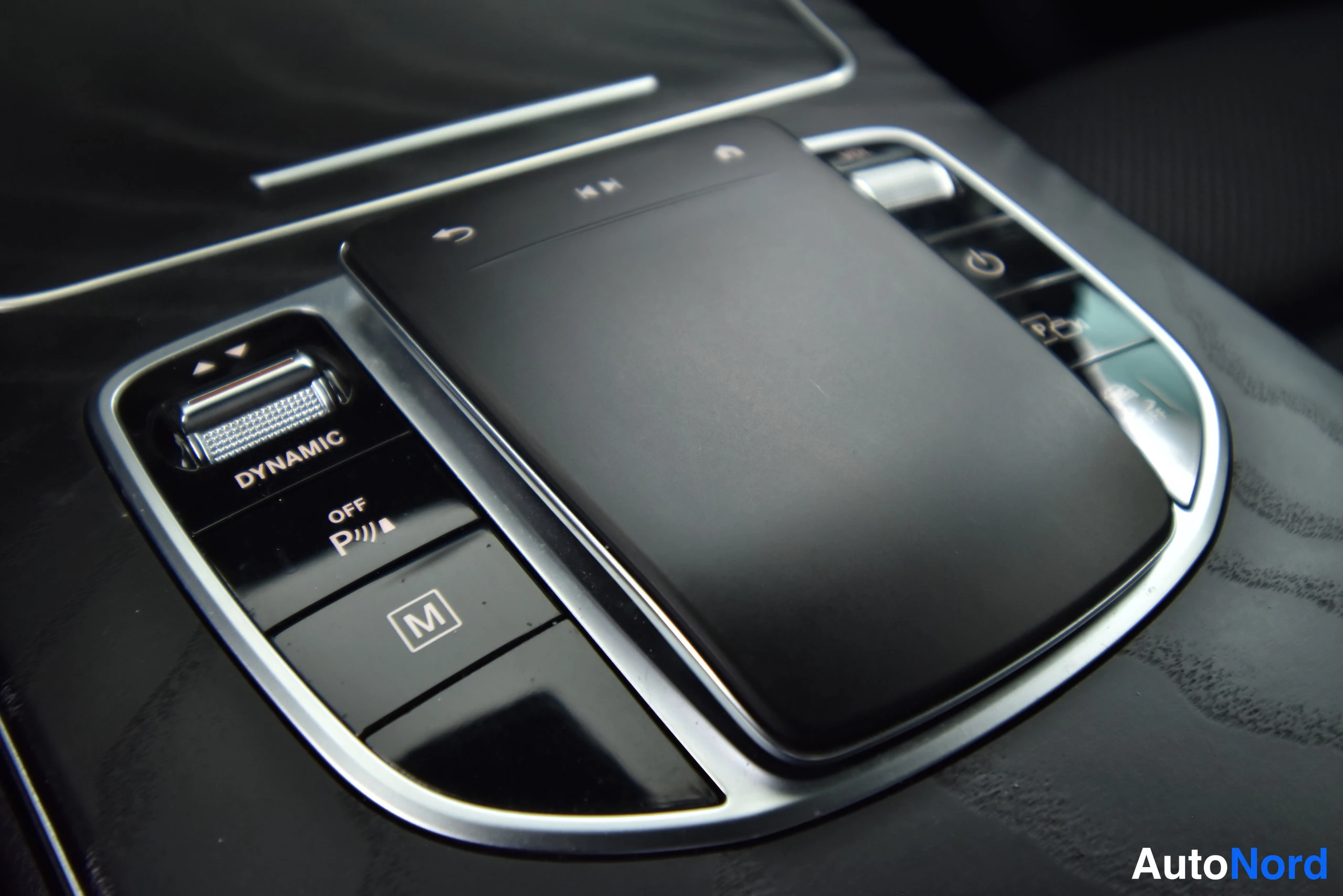 Valkoinen Mercedes-Benz GLC 2022, yksityiskohta, kuva 38