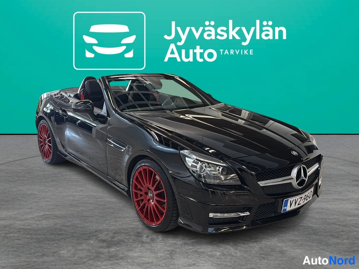 Black Mercedes-Benz SLK 2011, front three-quarter, nose to the right, photo 4