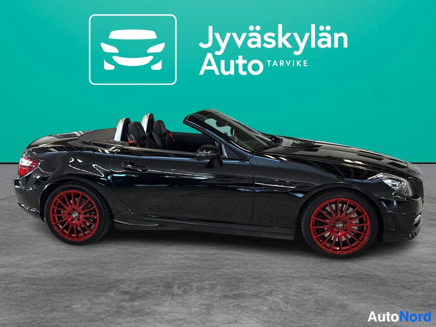 Black Mercedes-Benz SLK 2011, front three-quarter, nose to the right, photo 5