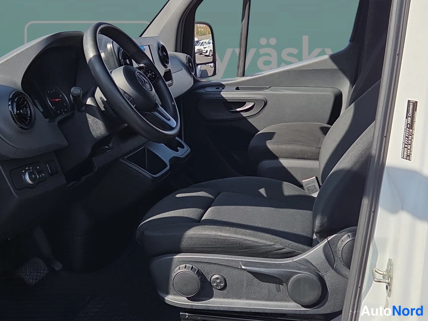 Valkoinen Mercedes-Benz Sprinter 2019, ohjaamo, kuva 8