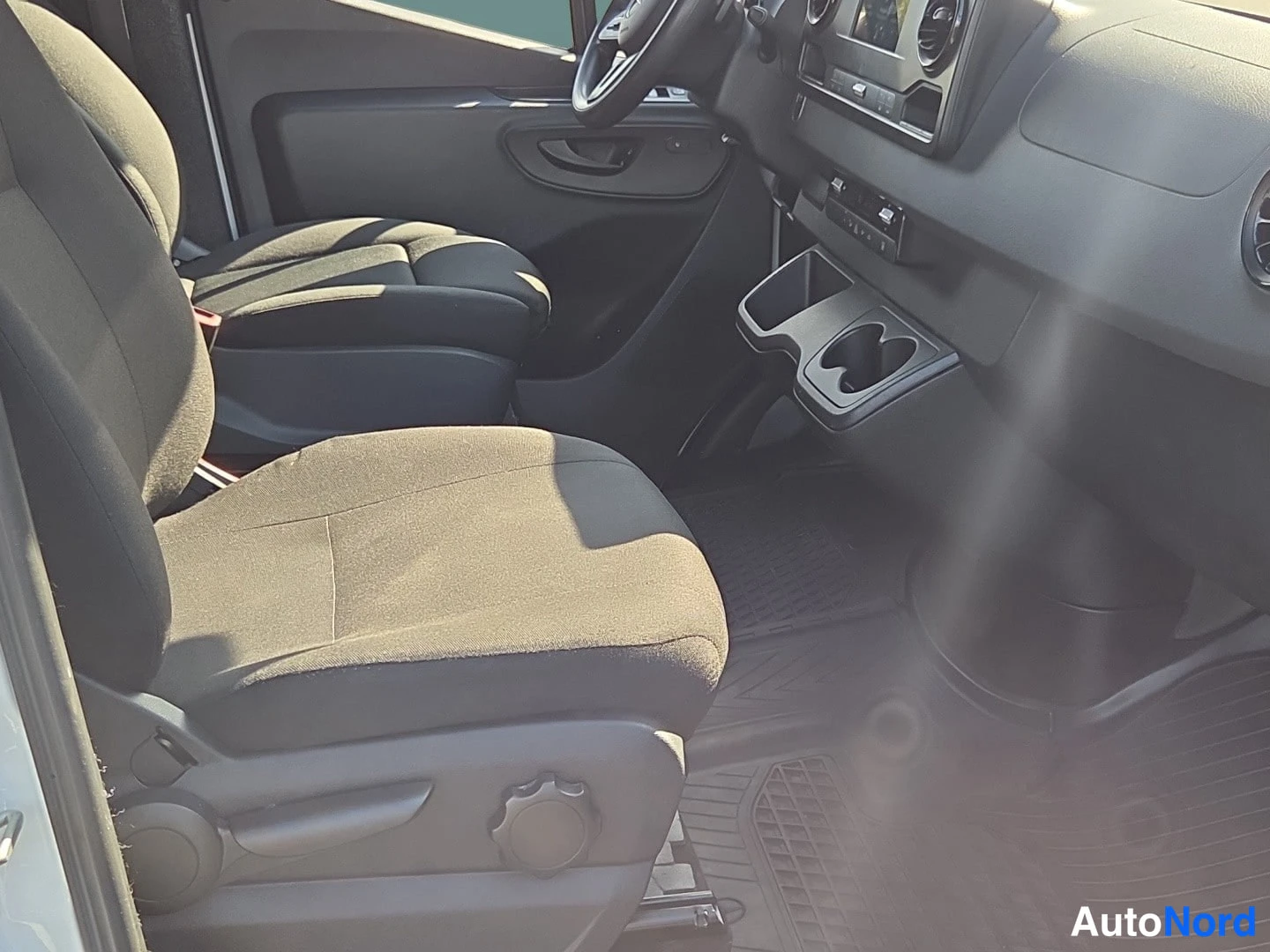 Valkoinen Mercedes-Benz Sprinter 2019, etuistuimet, kuva 9