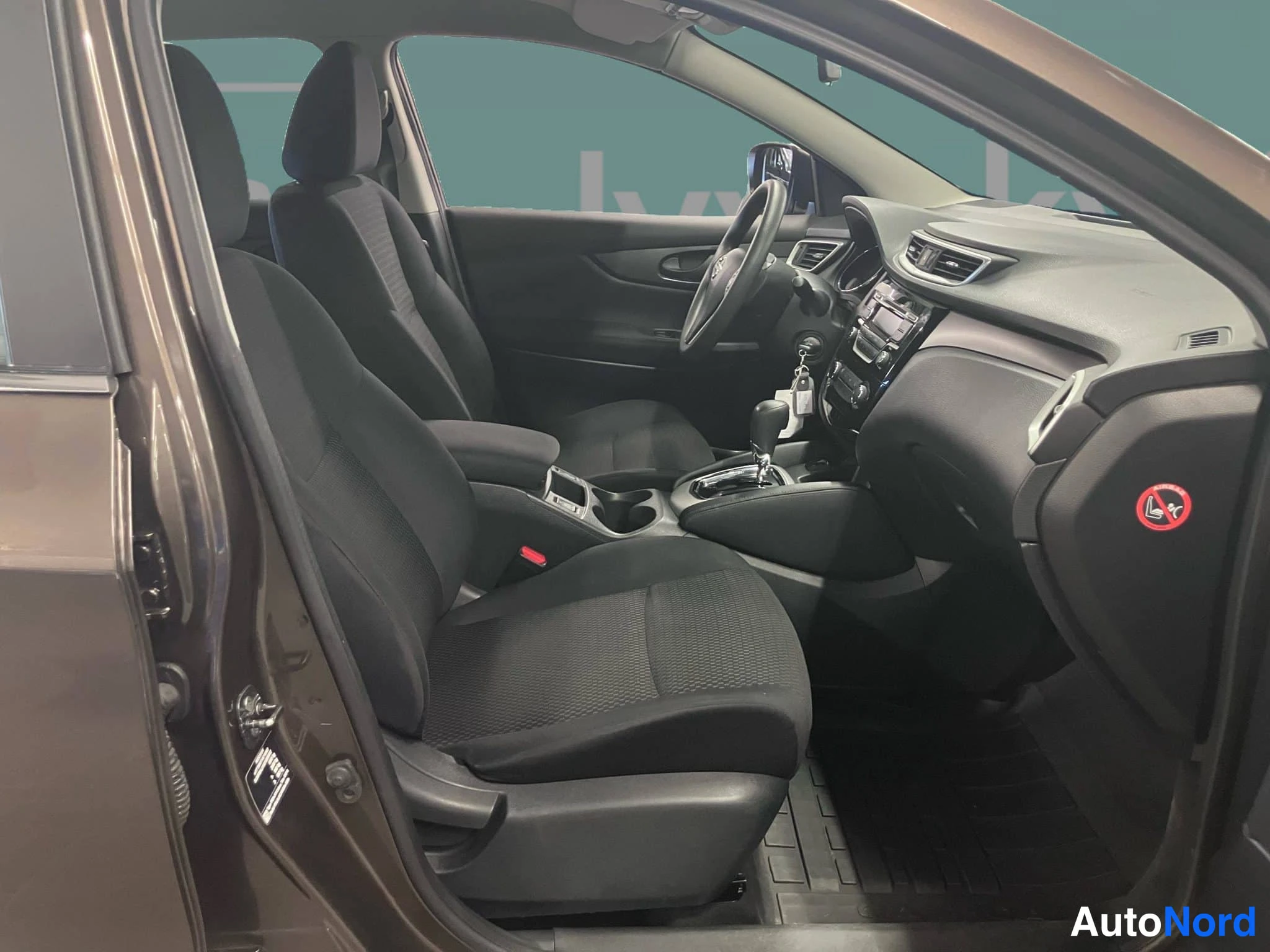 Ruskea Nissan Qashqai 2017, etuistuimet, kuva 11