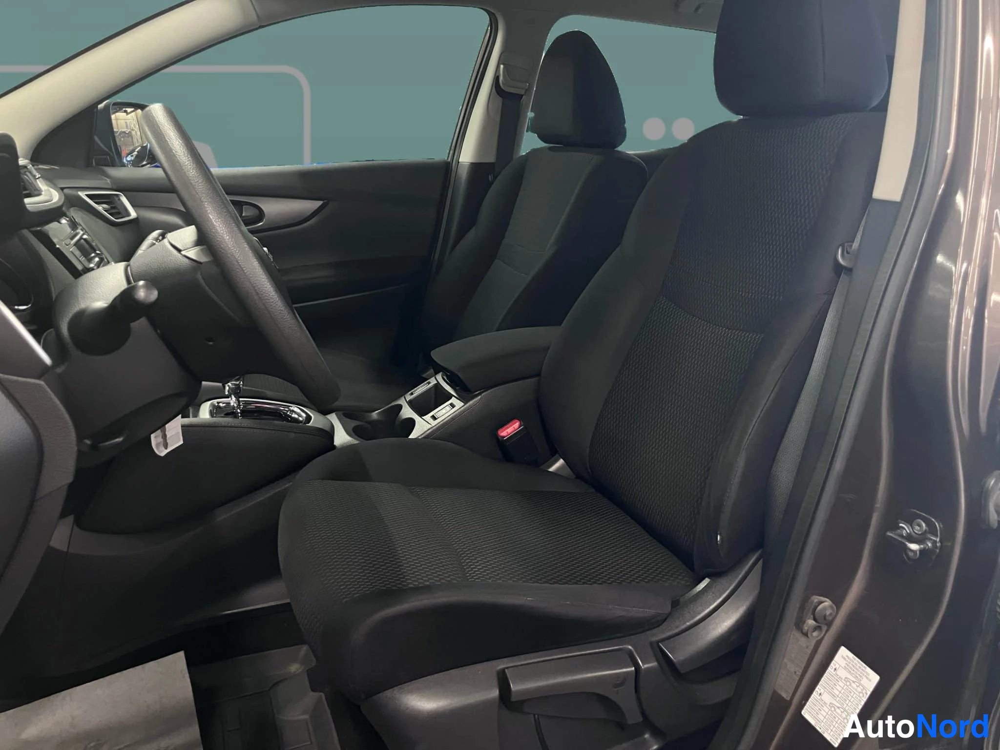 Ruskea Nissan Qashqai 2017, etuistuimet, kuva 13