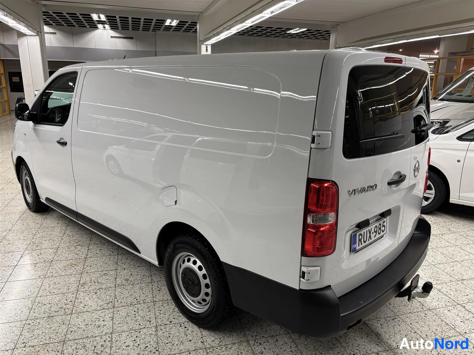 Valkoinen Opel Vivaro 2023, takaviisto, kuva 4