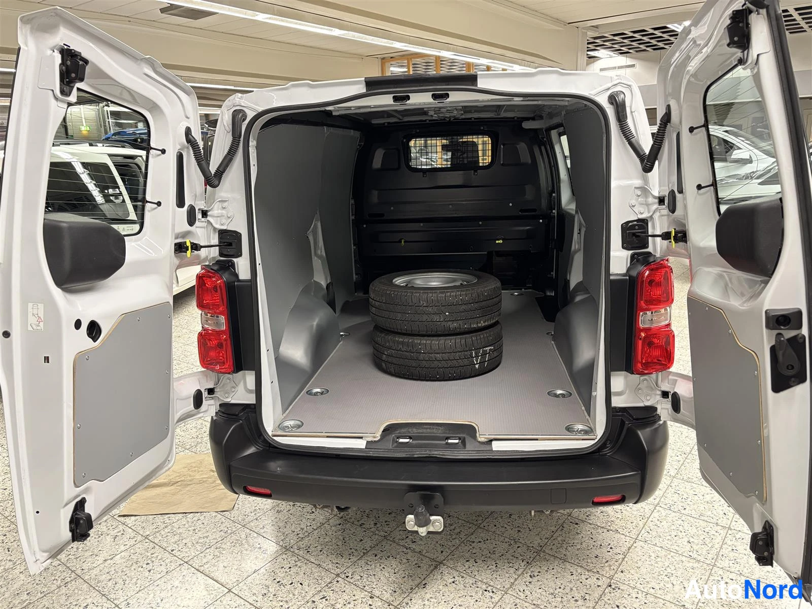 Valkoinen Opel Vivaro 2023, tavaratila, kuva 11
